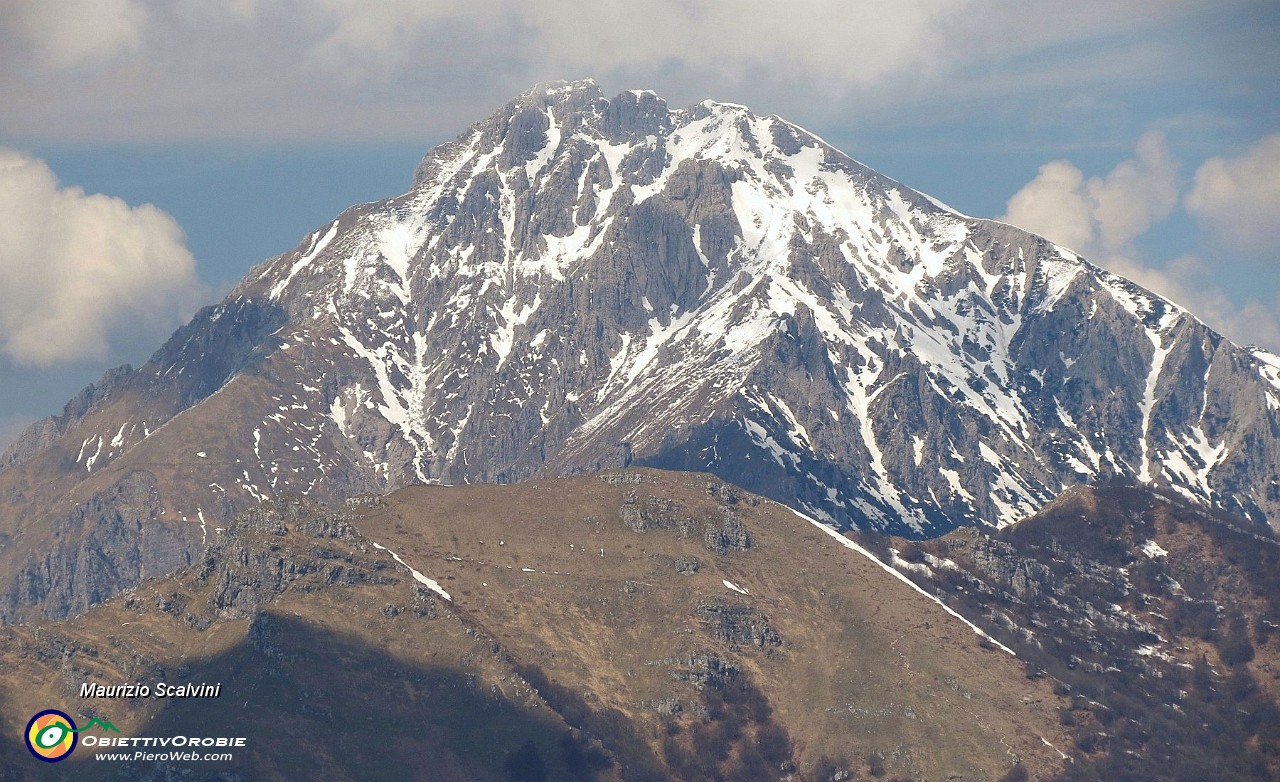 52 La Grignetta, in primo piano il Due Mani....JPG